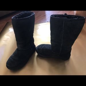 Kids size uggs size 4